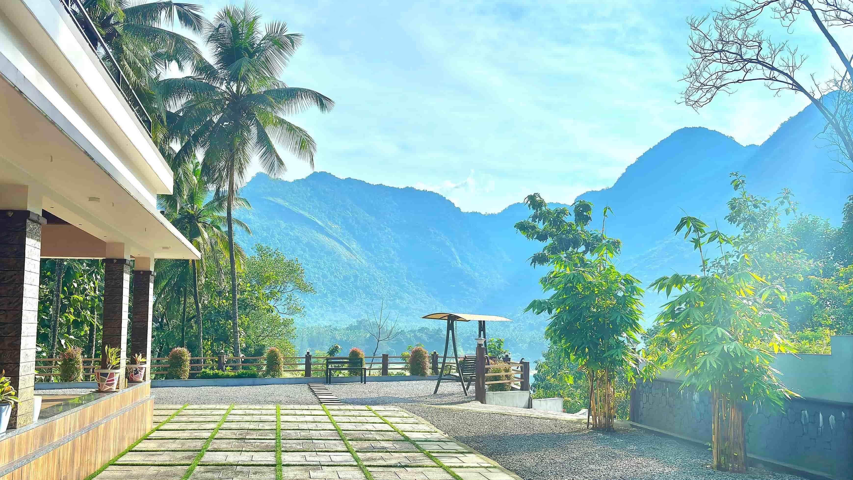 Kakkayam homestay hill view with mist and river near Kariyathumpara