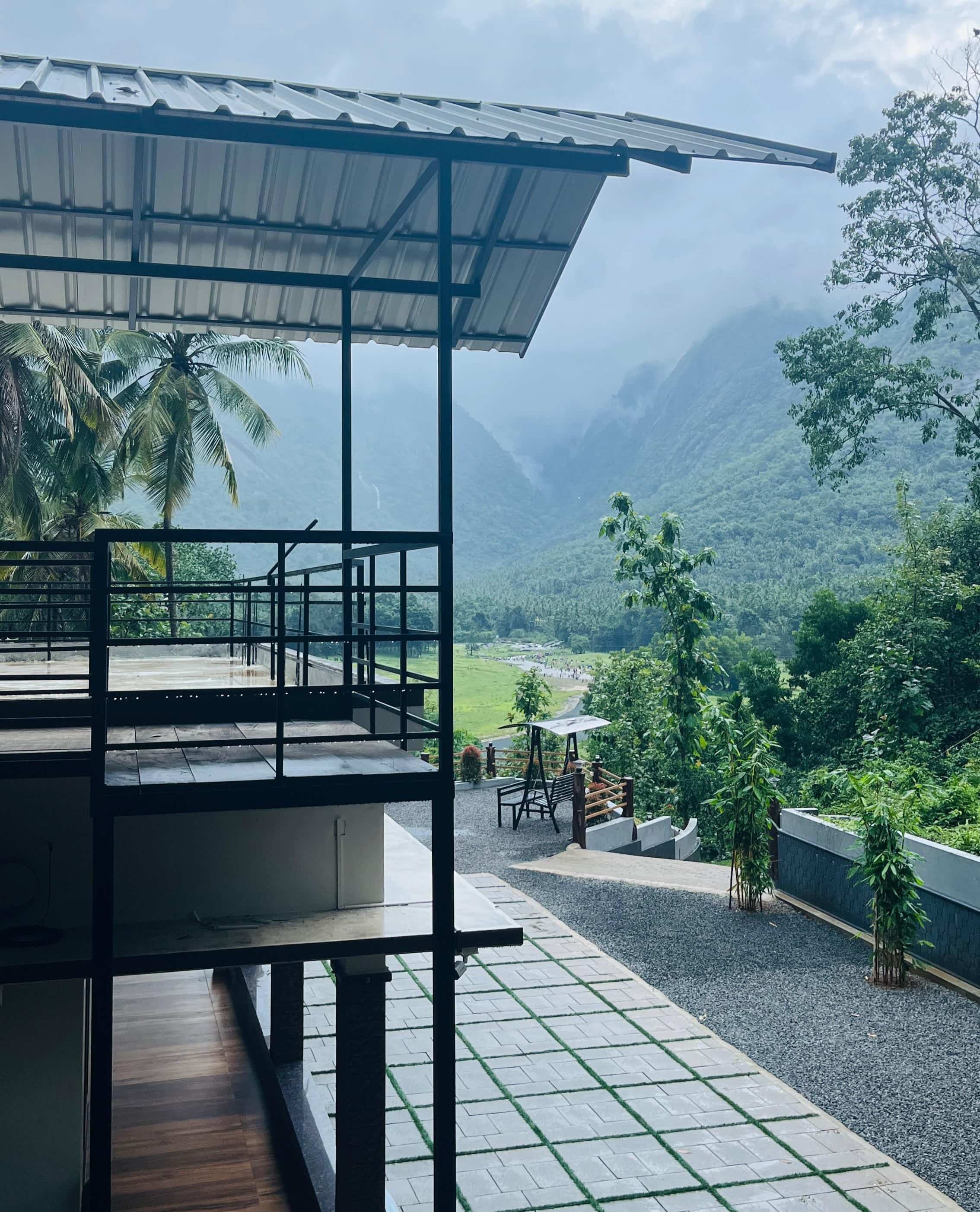 Happy Hilltop Homestay Kakkayam hill view with river and mist
